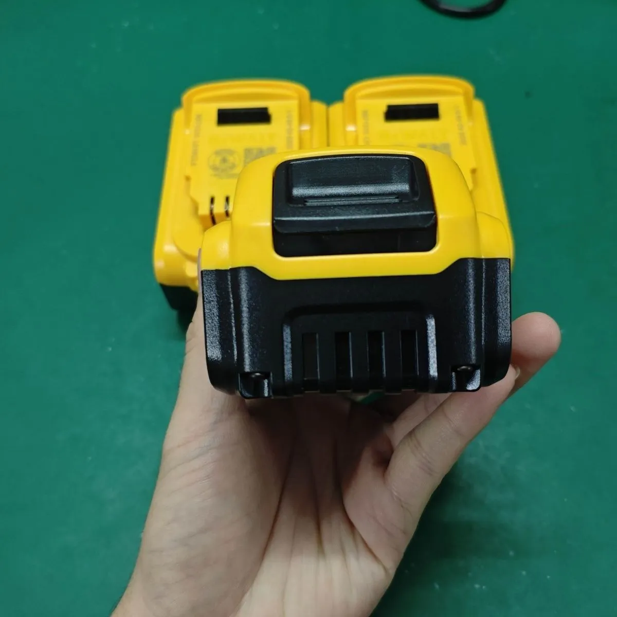 Batterie Lithium 20V 5Ah + Chargeur – Compatible outils électriques 12.8V / 20V